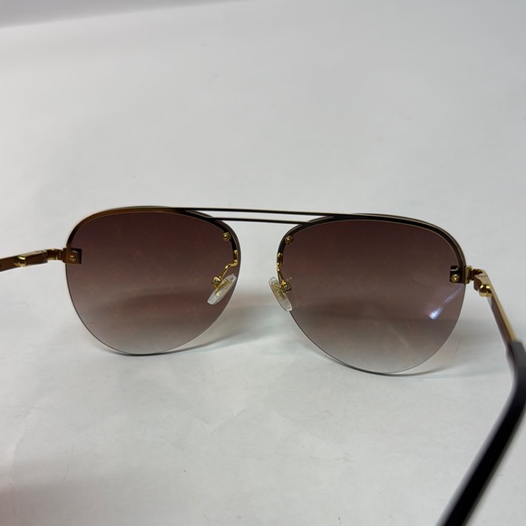 Like new women’s Louis Vuitton Gold and Brown aviator Sunglasses Reflective LV - Picture 7 of 7